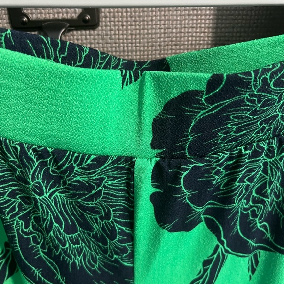 IMAN Global Chic Green and Black crop pant set with Bold Floral Design - Picture 7 of 12